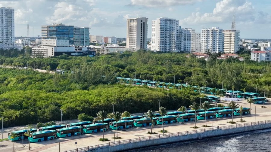 Autoridades dieron el banderazo de salida a las cien nuevas unidades híbridas en Malecón Tajamar.