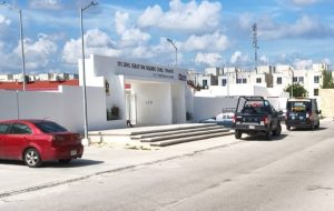 Paramédicos acudieron a la secundaria Sebastián Canul Tamayo, en Villas del Sol, para atender al estudiante.