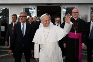 El pontífice saludó a los fieles al momento de abandonar el Hospital Gemelli de Roma.
