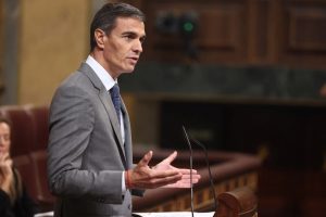 Manifestantes participan en protestas masivas en Madrid contra la carestía de los alquileres.