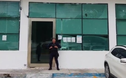 Elementos policiales bloquearon el paso a representantes de los medios de comunicación en las puertas del edificio municipal.