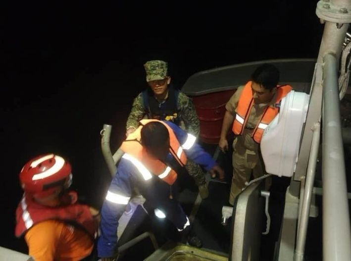 El operativo de rescate en Isla Mujeres permitió poner a salvo a 10 masculinos que navegaban en una frágil embarcación.