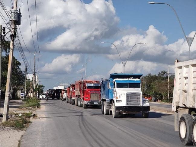 Volqueteros de Cancún exigen una tarifa mensual de 120 mil pesos por camión para prestar servicios en las obras de Sedena.