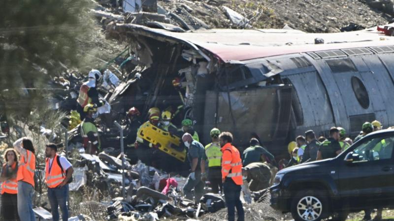 Los servicios de emergencia desplegaron un operativo tras la colisión de dos trenes de alta velocidad en España.