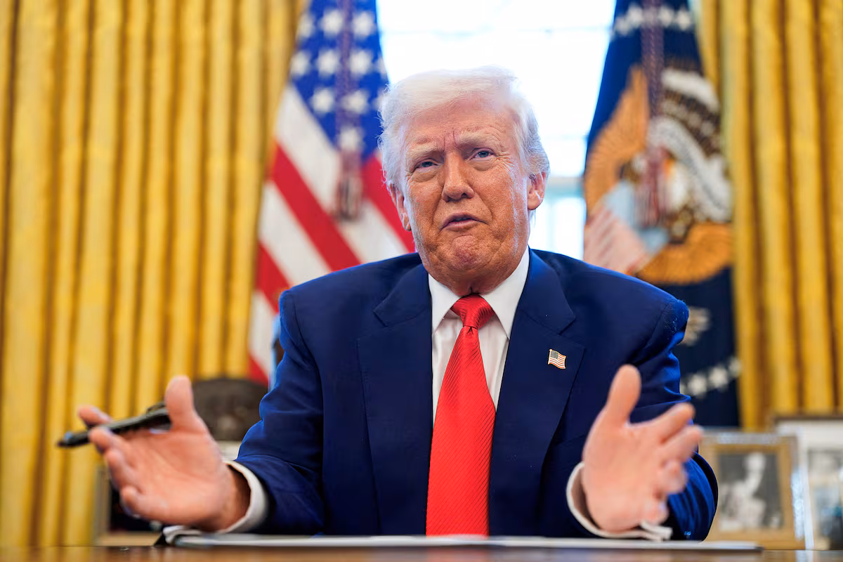 Donald Trump elogió la voz y la elegancia de Claudia Sheinbaum durante un mitin político en Arizona.