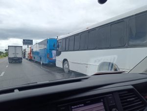 Transportistas paralizan la carretera Cancún-Playa del Carmen