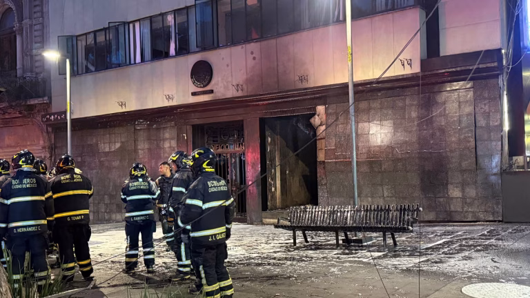 Cuerpos de emergencia atienden el reporte de una explosión en un edificio de Avenida Juárez, en el Centro de la Ciudad de México.