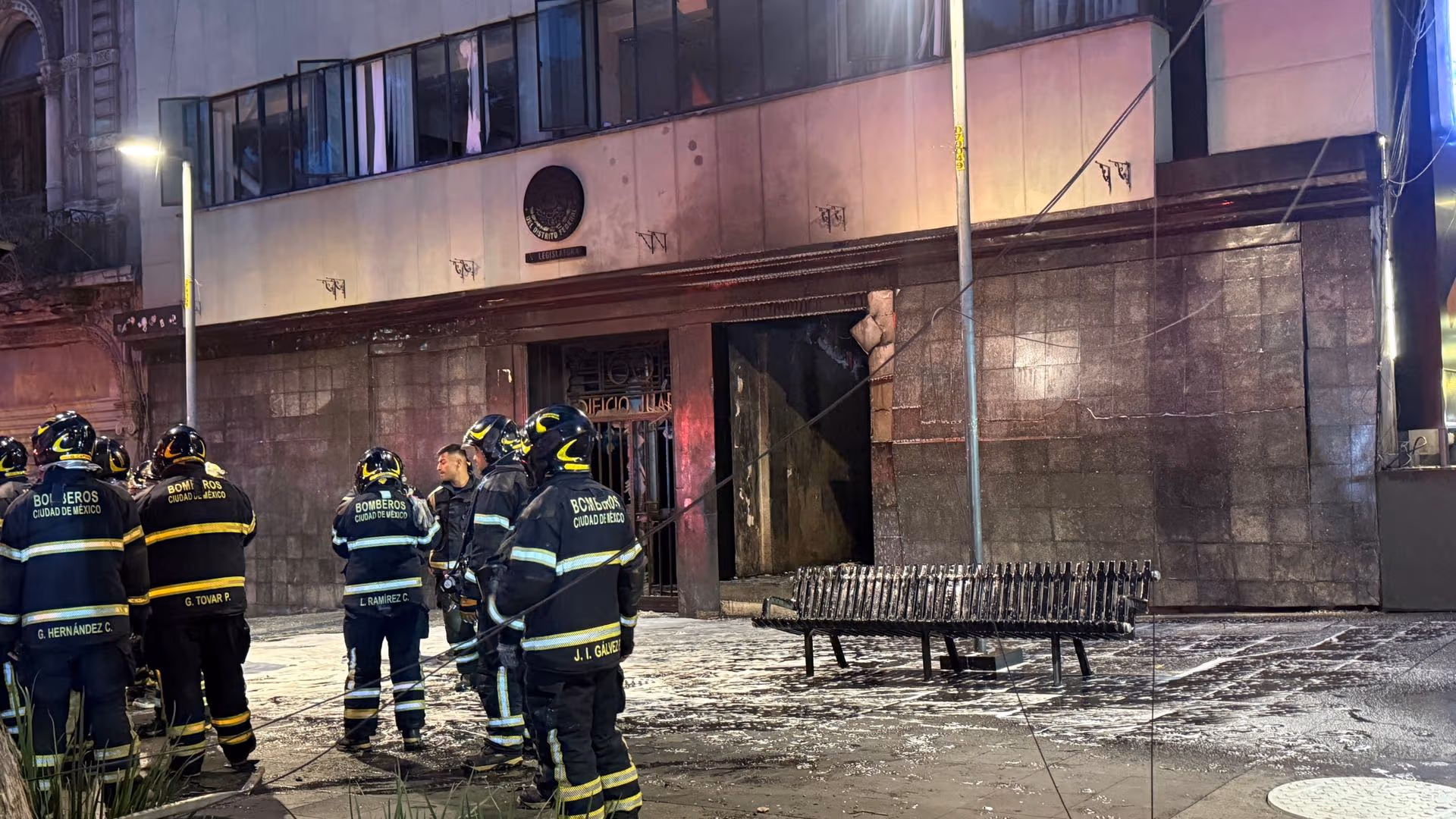 Cuerpos de emergencia atienden el reporte de una explosión en un edificio de Avenida Juárez, en el Centro de la Ciudad de México.