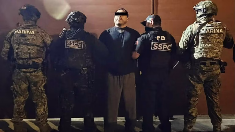 Iván “N”, alias El Cromo, fue detenido en Guadalajara, Jalisco, durante un operativo de autoridades federales.