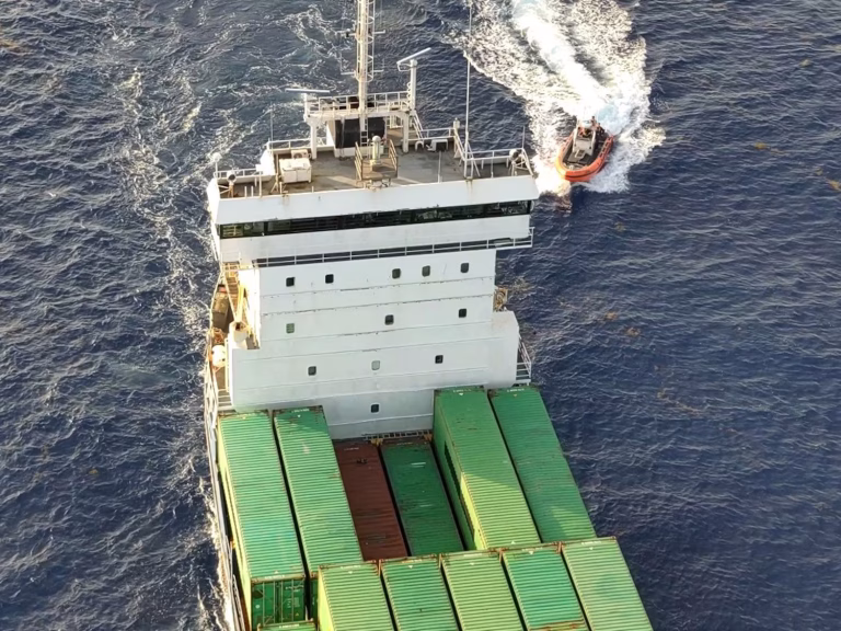 Elementos tácticos de seguridad realizaron abordajes en alta mar para interceptar embarcaciones irregulares.