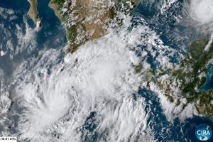 Olas elevadas y nubosidad densa comienzan a afectar las costas del Pacífico mexicano ante la proximidad del huracán Simón.