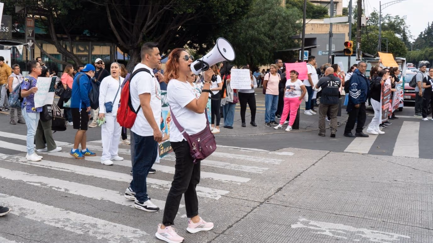 Trabajadores del IMSS convocaron a una megamarcha en la Ciudad de México para exigir mejoras salariales y laborales.