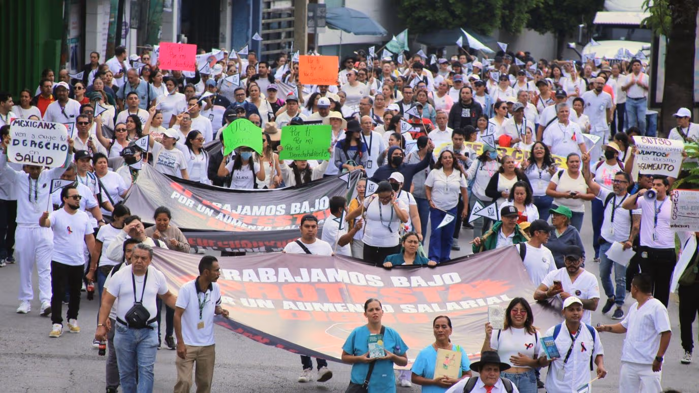 Trabajadores del IMSS mantienen un plantón y bloquean importantes vialidades en la Ciudad de México para exigir mejores condiciones laborales.